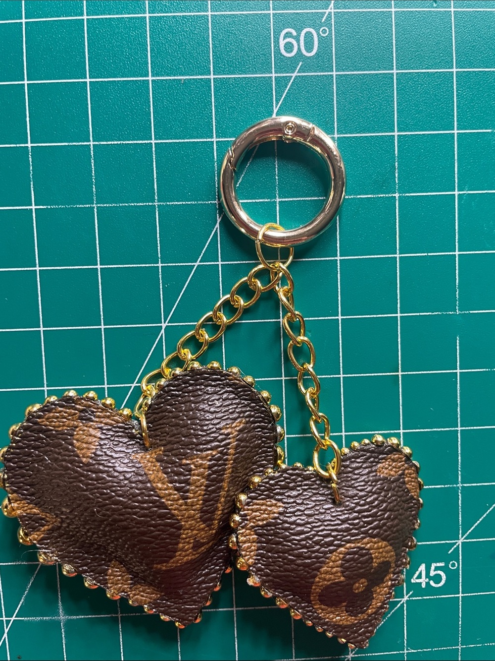 Double heart studded keychain - Picture 3 of 5